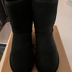 Classic Short Black Uggs- Sz 8
